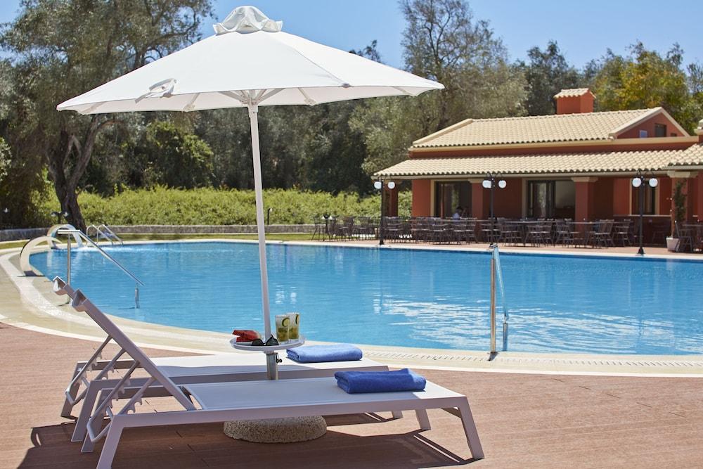 Sentido Apollo Palace Mesongí エクステリア 写真 A poolside lounge chair