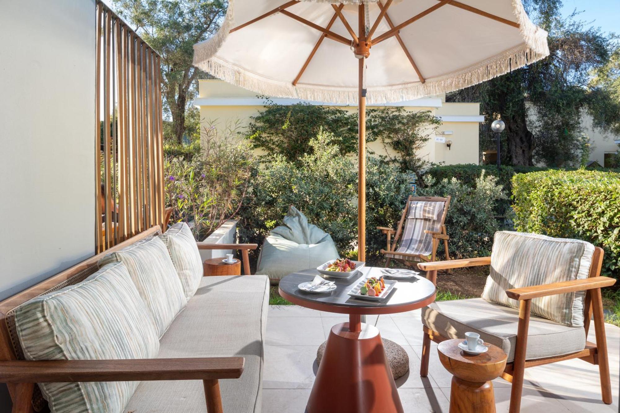 Sentido Apollo Palace Mesongí エクステリア 写真 A patio at the hotel